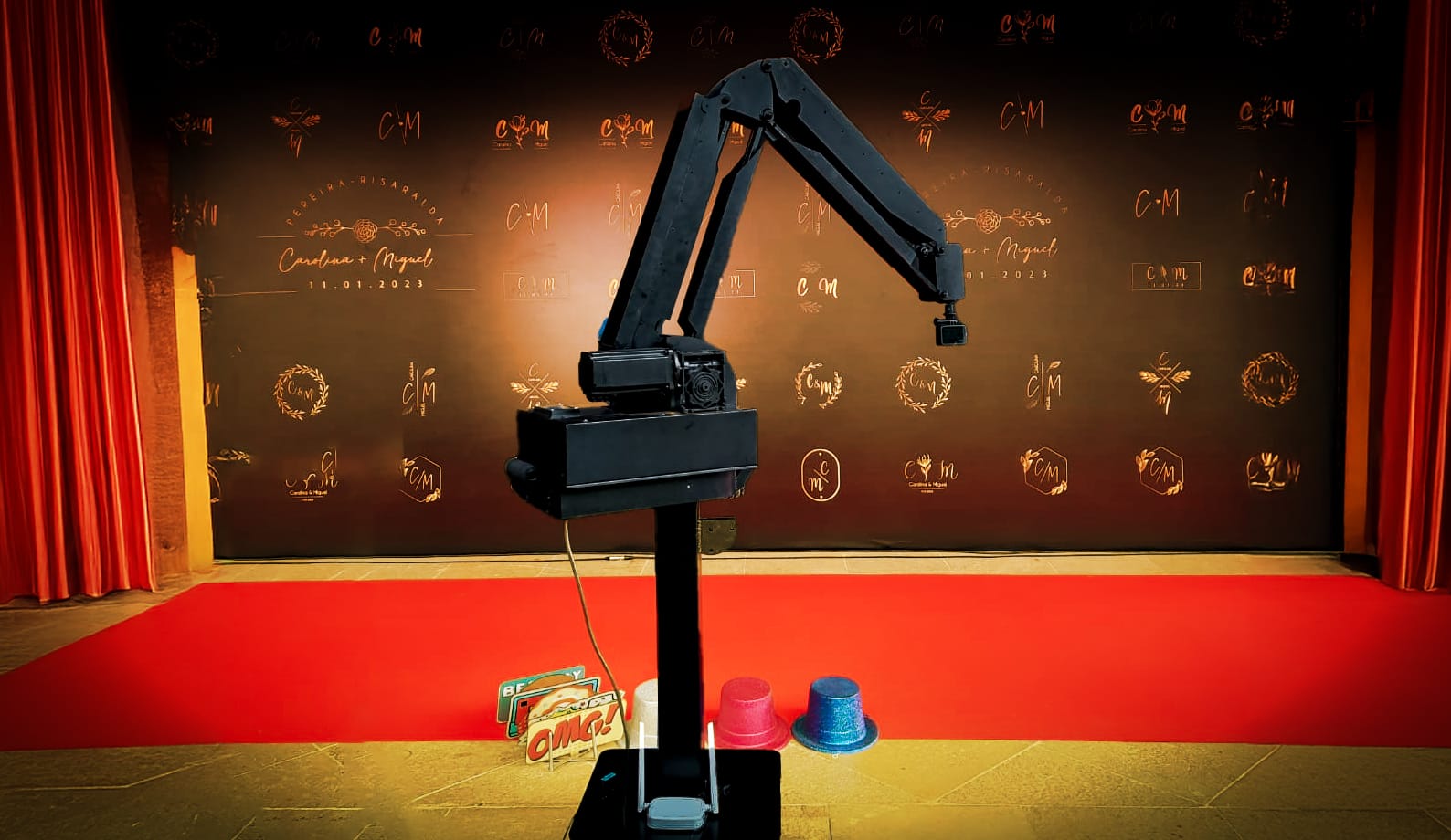 GLAMBOT KUVA — Brazo robótico con recorridos programados.